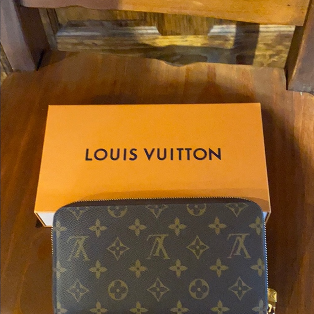 Louis Vuitton Zippy wallet